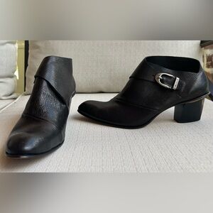 cydwoq Voyager Sleek Black Ankle Boots, size 11
